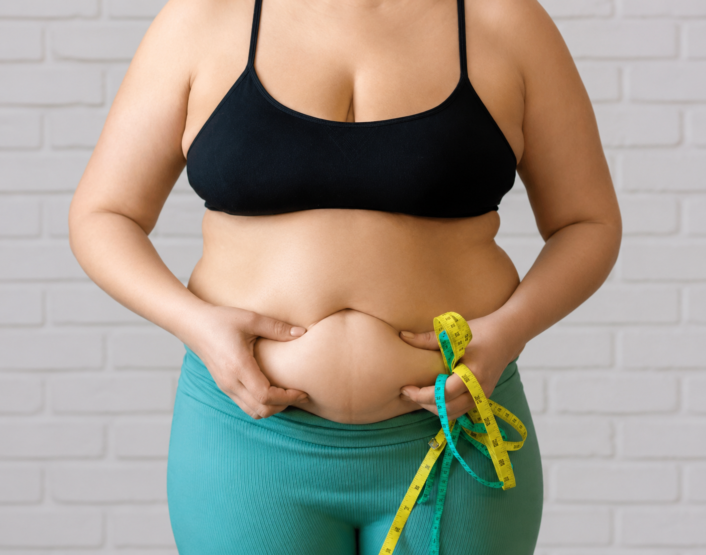 Mulher medindo a cintura com fita métrica